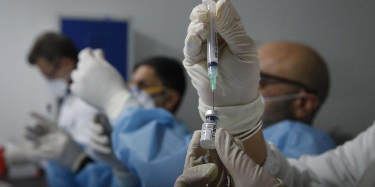 Vaccino Covid, Aifa: “Ricavare più dosi possibili da ogni flacone”