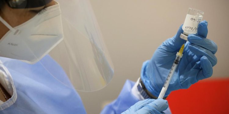 Covid, 7 italiani su 10 dicono sì a vaccino