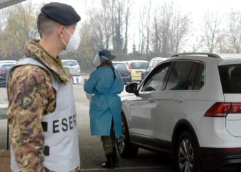 Vaccino covid in auto, a Milano e Roma ecco i drive through