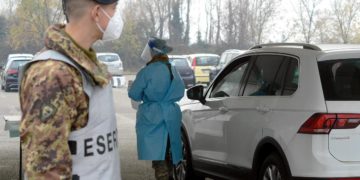 Vaccino covid in auto, a Milano e Roma ecco i drive through