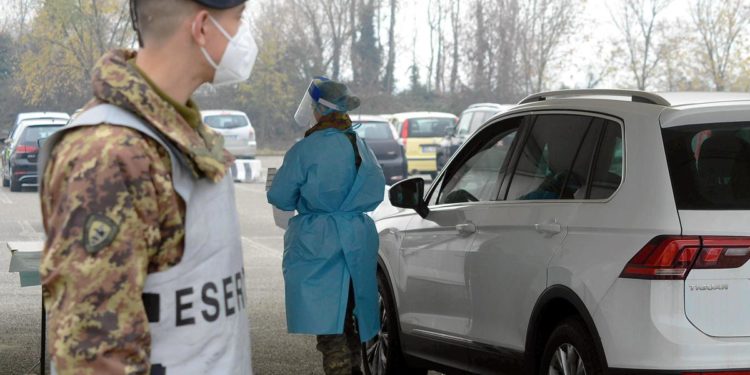 Vaccino covid in auto, a Milano e Roma ecco i drive through