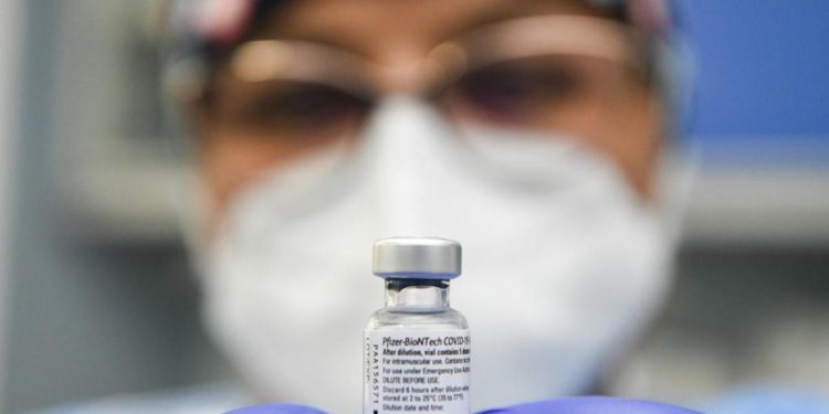 Vaccino Pfizer, Ue: “Spartire 10 milioni dosi in modo solidale”