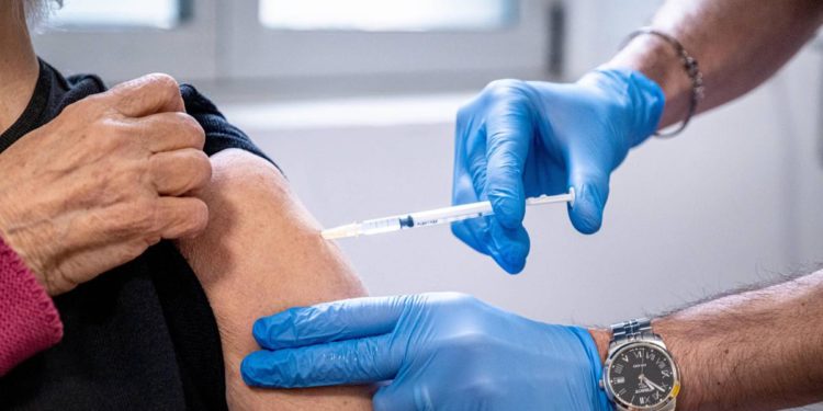 Covid, “rischio trasmissione virus è ridotto nei vaccinati”