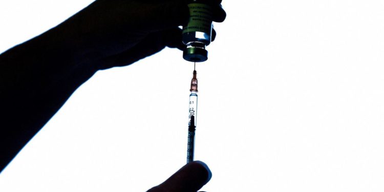 Vaccino Covid, immunità di gregge a luglio? Cosa dicono esperti