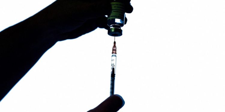 Draghi spinge campagna vaccini, a regioni 1 milione dosi Pfizer in 24 ore