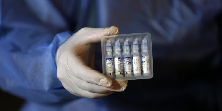 Vaccino Sputnik, De Luca: “Aifa decida presto, siamo in guerra”