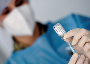 Vaccino covid AstraZeneca, “in over 70 previene malattia di ogni gravità”