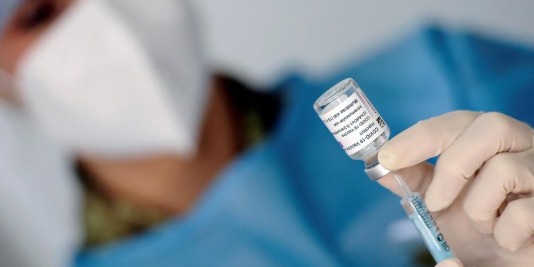 Vaccino covid AstraZeneca, “in over 70 previene malattia di ogni gravità”