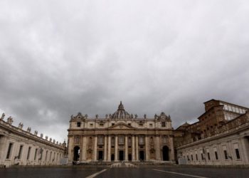 Vaticano, il Papa taglia lo stipendio ai cardinali