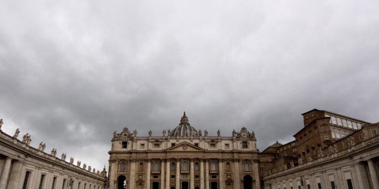 Vaticano, il Papa taglia lo stipendio ai cardinali