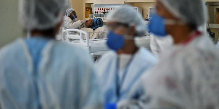 Covid Brasile, nuovo picco di decessi: 2280 in ultime 24 ore