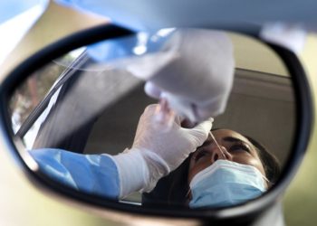 Varianti Covid, Crisanti: “Alcune sono invisibili ai test rapidi”