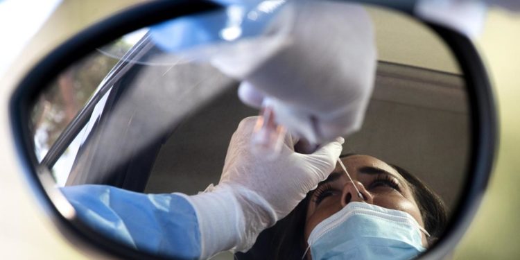 Varianti Covid, Crisanti: “Alcune sono invisibili ai test rapidi”