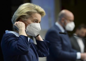 ‘Passaporto’ covid, non solo vaccino: l’idea Ue