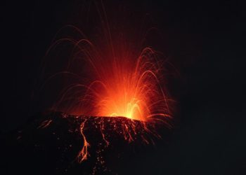 Etna, eruzione con forti boati e nuove fontane di lava