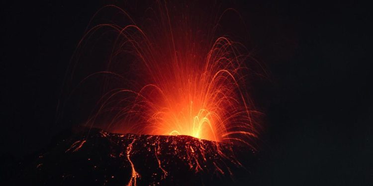 Etna ancora in eruzione, fontane e colate di lava per tutta la notte