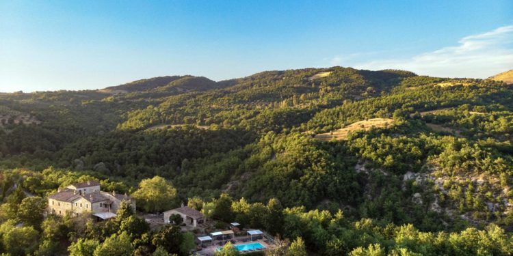 Turismo, 1 italiano su 3 cerca case o ville