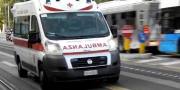 Roma, 15enne precipita da balcone di casa: è grave
