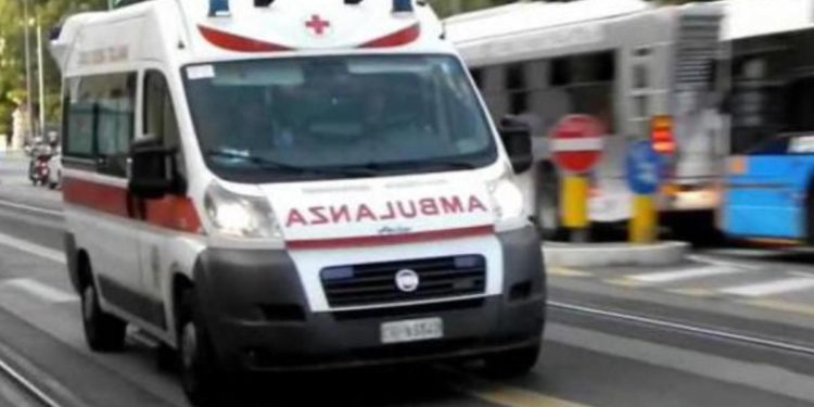 Roma, 15enne precipita da balcone di casa: è grave