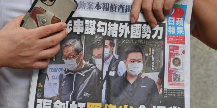 Hong Kong, niente rilascio su cauzione per direttore e Ad Apple Daily