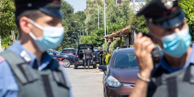 Ardea, killer uscito con guanti e pistola: ha sparato a chi aveva davanti