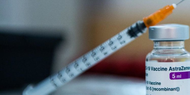 AstraZeneca, Rasi: “No vaccino a donne under 40”