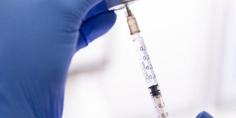 AstraZeneca, presidente virologi: “Efficace e sicuro, ma evitarlo nei giovani”