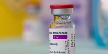 AstraZeneca, Ema: “Resta per tutti, più benefici che rischi”