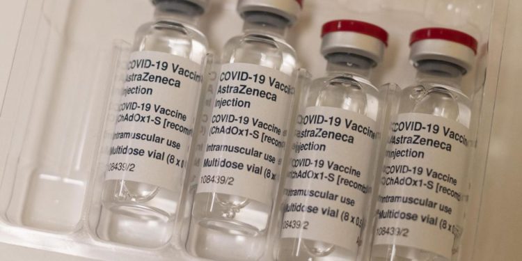 AstraZeneca e seconda dose under 60, si cambia: via libera con ok del medico