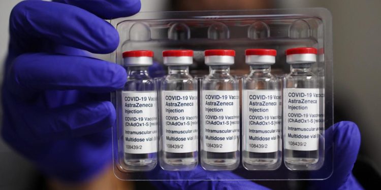 AstraZeneca, Bassetti: “Decretata morte dei vaccini a vettore virale”