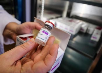 Astrazeneca, seconda dose e trombosi: sintomi, cosa dice Aifa