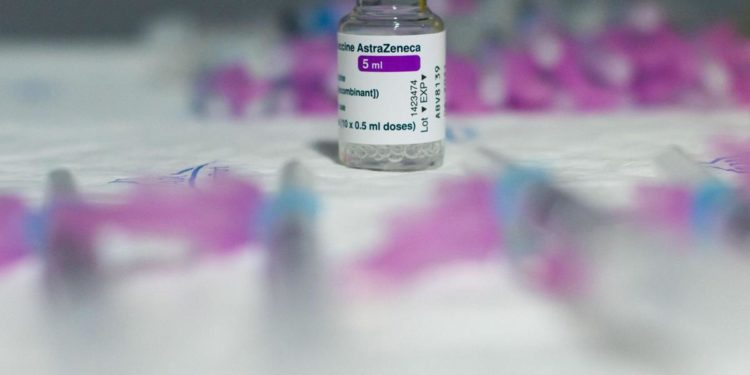 AstraZeneca, Crisanti: “Perché hanno dato quel vaccino a 18enne?”