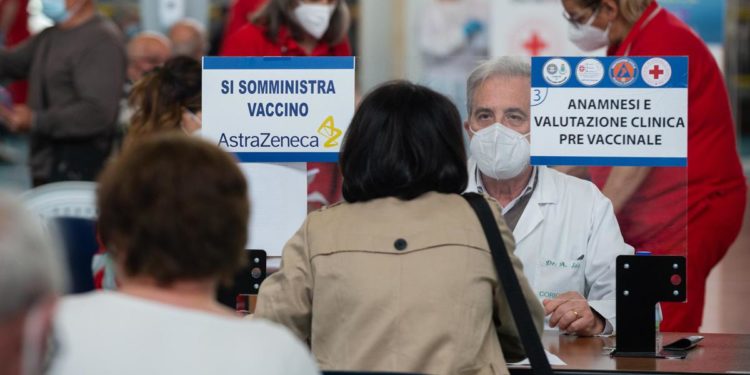 AstraZeneca e seconda dose, Clementi: “Non imporre mix vaccini”