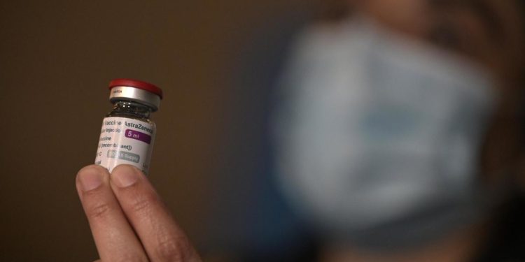 Seconda dose AstraZeneca per under 60: come richiederla