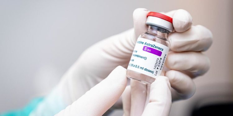 AstraZeneca, seconda dose e giovani: cosa fanno le regioni