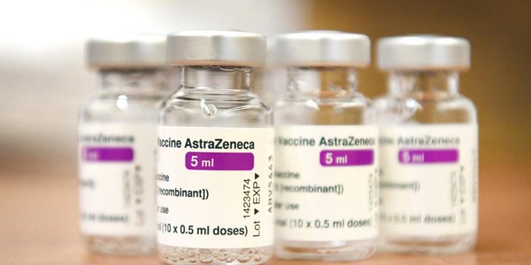 AstraZeneca e trombosi, in Italia un caso ogni 100mila dosi