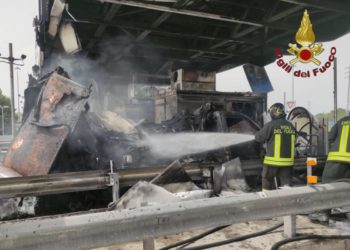 Autoarticolato in fiamme su A1, tre caselli distrutti