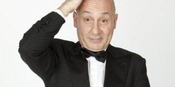 Maurizio Battista: “Vi racconto un paese con tre ‘i’, incoerente, improbabile e irriverente”