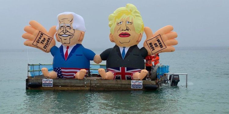 G7, i gonfiabili di Biden e Johnson: la protesta arriva via mare