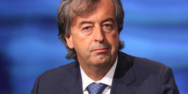 AstraZeneca, Burioni: “Così si mina la fiducia nei vaccini”