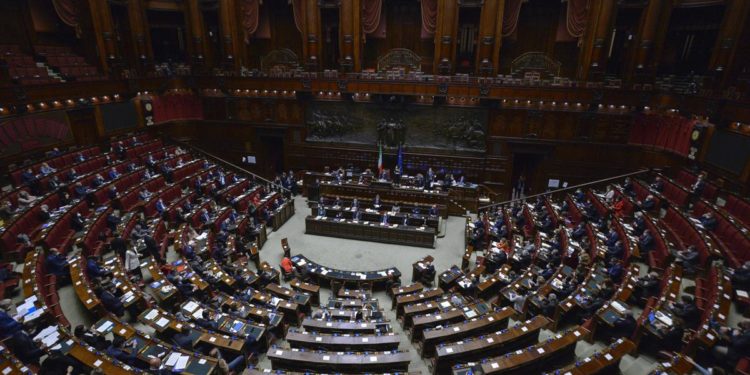 Covid, alla Camera postazioni per parlare senza mascherina