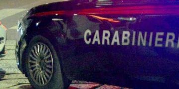 Accoltella la moglie al culmine di una lite, arrestato 50enne
