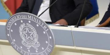 Cashback sospeso, cartelle, licenziamenti: via libera al dl