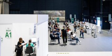 Vaccino Covid, Figliuolo: “Terza dose forse necessaria”