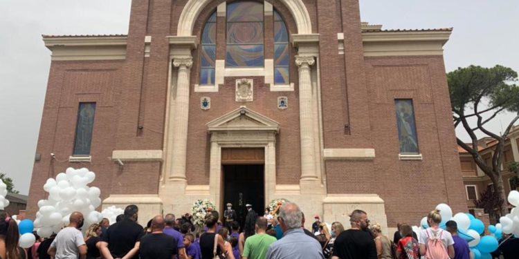 Sparatoria Ardea, l’addio ai fratellini