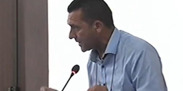 “I comunisti mangiano i bambini”, lo show del consigliere – Video