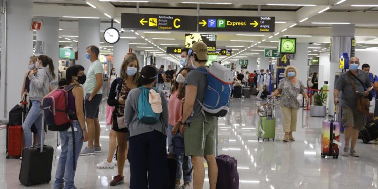 “Green pass non basta, viaggiate dopo due dosi di vaccino”, l’appello dell’esperto