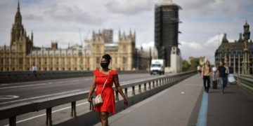 Variante delta Gb, Johnson rinvia riaperture: “Fiducioso che 19 luglio sia data definitiva”