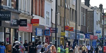 Covid Gb, contagi in aumento: si valuta rinvio per stop a misure restrittive