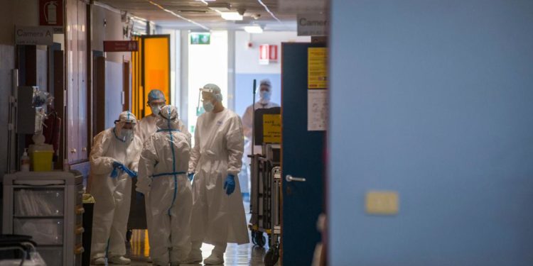 Variante Delta, Pregliasco: “Raro ammalarsi gravemente con due dosi vaccino”